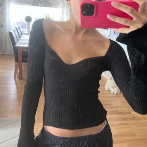 Svart ribbad croppad topp med v-ringning - Topp från hm helt ny.