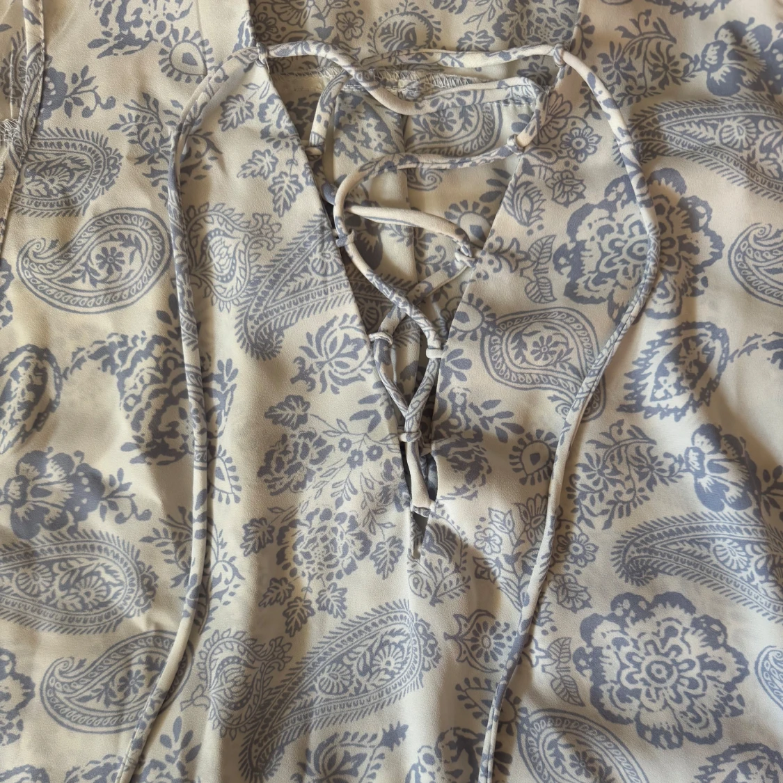 Mönstrad ärmlös blus med snörning från Bik Bok - 3