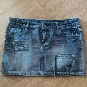 Skitsnygg lågmidjad jeanskjol  - Säljer världens finaste Lågmidjade blåa jeanskjolen från Sublevi som har slitna vintage detaljer över både framsidan och baksidan. Köptes i nyskick och bara testad sedan dess, säljer då den tyvärr inte passar mig 🥹Storlek L, men hade passat M också! 