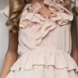 Ljusrosa volangblus från H&M - Supersöt ljusrosa blus från H&M med stora volanger längs ringningen och dubbla volanglager nedtill. Blusen är ärmlös och har en feminin, flowy passform som ger en romantisk vibe. Perfekt att styla med jeans eller kjol för en trendig look. Storlek 40 men jag har sytt den och nu passar den en storlek xs-s❤️. Ny med pristag