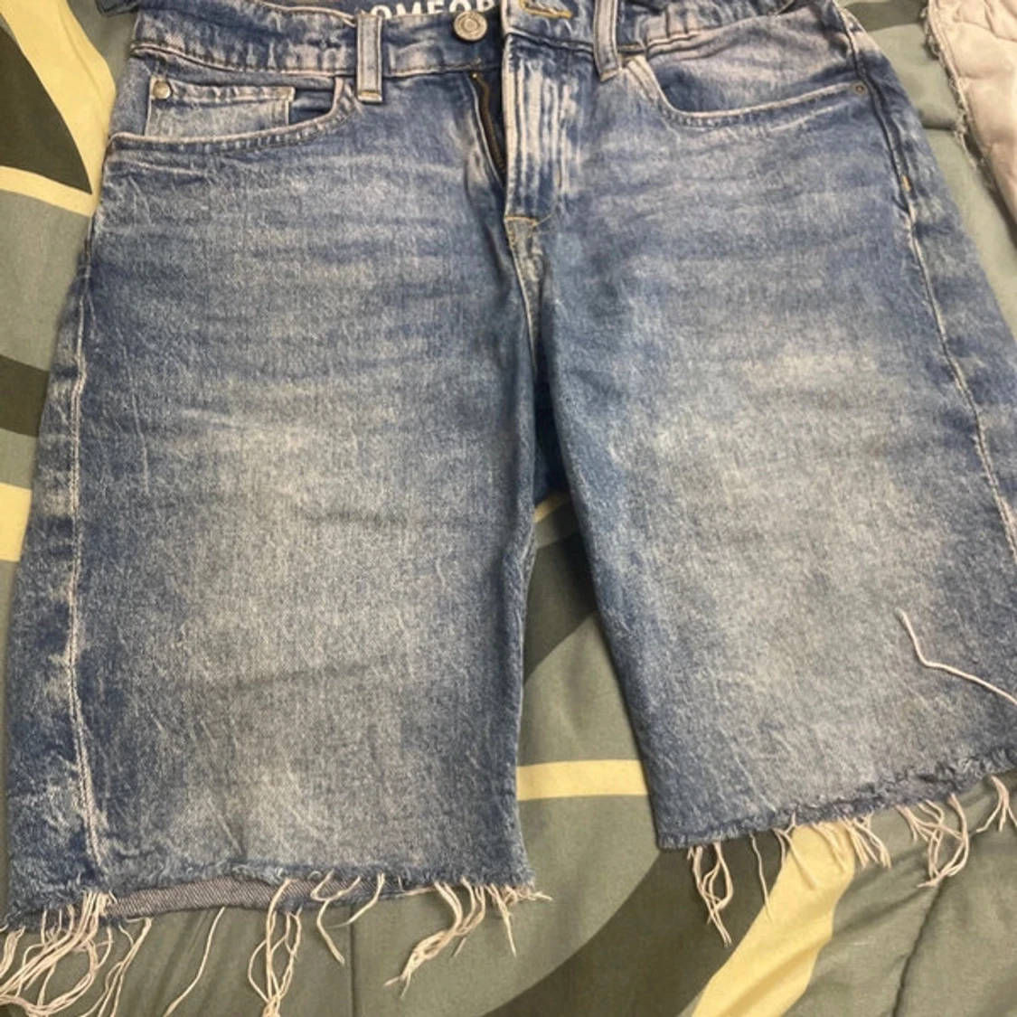 Blå jeansshorts med fransig kant