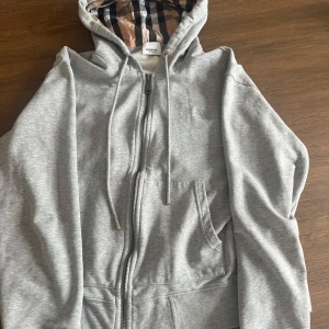 Burberry Hoodie - Säljer denna stilrena burberry hoodien då den har blivit för liten, priset kan självklart diskuteras så tveka inte på höra av er.           MVH Jacob