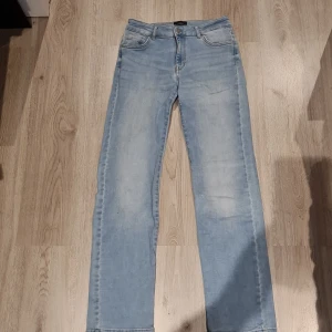 Ljusblå raka jeans från Vero Moda - Säljer ett par ljusblå jeans från Vero Moda i klassisk rak modell. Jeansen har fem fickor, normal passform och är tillverkade i bomullsdenim. Perfekta för en avslappnad och stilren look. Dem är inte skinny utan loose. Kontakta för fler bilder eller frågor