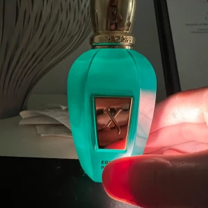 Xerjoff Erba Pura - Säljer den välkända och omtyckta parfymen Erba Pura från Xerjoff. Flaskan är av storlek 50ml med ca 49ml kvar. Parfymen är en perfekt doft för sommaren med sina fruktiga noter. Hör av dig vid intresse. Kvitto finns så klart.