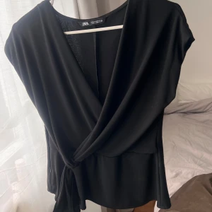 blus - svart blus från Zara i mycket bra skick. Lite urringad, dragkedja på ena sidan