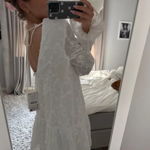 Vit klänning - Super söt klänning från Nakd. Den är aldrig använd då jag köpte fel storlek. Denna klänningen passar perfekt till student, midsommar och liknande. Skriv privat för fler frågor 💋
