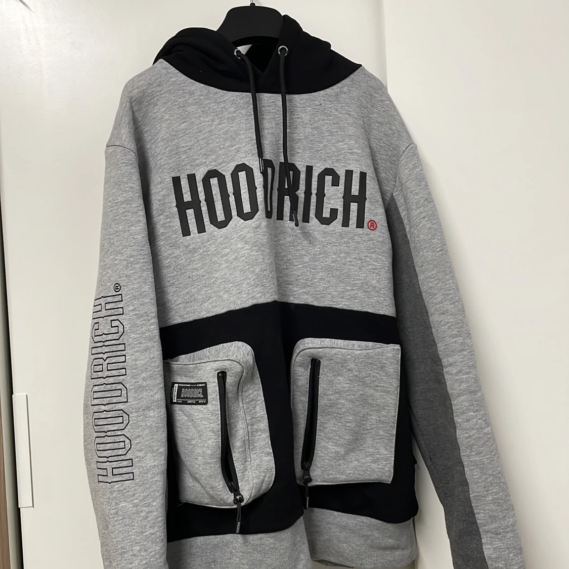 Grå och svart hoodie från Hoodrich