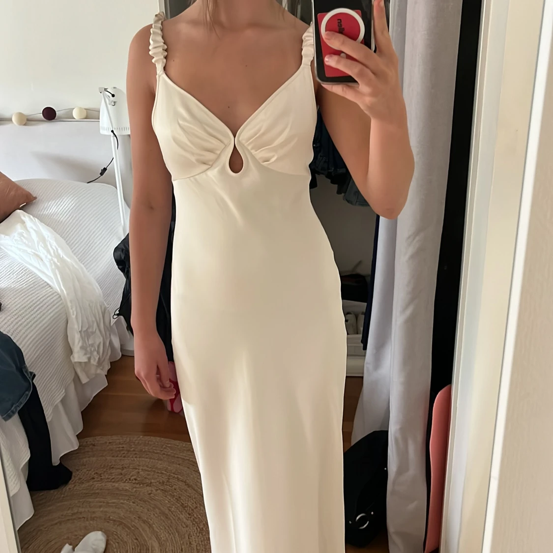 Vit lång balklänning med volangband