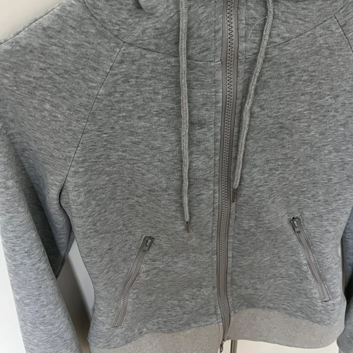Grå hoodie med dragkedja och huva - 2