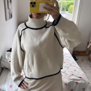 finstickad halvpolo tröja - Sjukt snygg stickad tröja ifrån H&M som är slutsåld. Köpte storlek M för att få den passformen som jag ville. (Har vanligtvis storlek S) . Använd 1 gång 