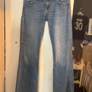 Blå bootcut jeans från Gina Tricot - Snygga blå jeans från Gina Tricot i bootcut-modell.  Knapp fickor där back och dom är i bra skick