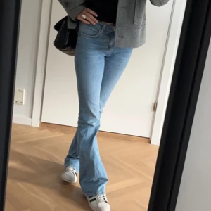 Ljusblå bootcut jeans - Snygga ljusblå jeans med bootcut passform från Zara. Jeansen har normal midja och är tillverkade i mjukt denimtyg som ger en skön känsla. Perfekta till sneakers och en avslappnad look. Lite slitna nere bak, då de vart lite långa. Kan fixa bättre bilder!
