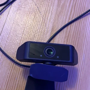  Tangentbord och en webkamera  -  Det är en webbkamera och en tangentbord som är sprillans ny och har inte tid för att använda