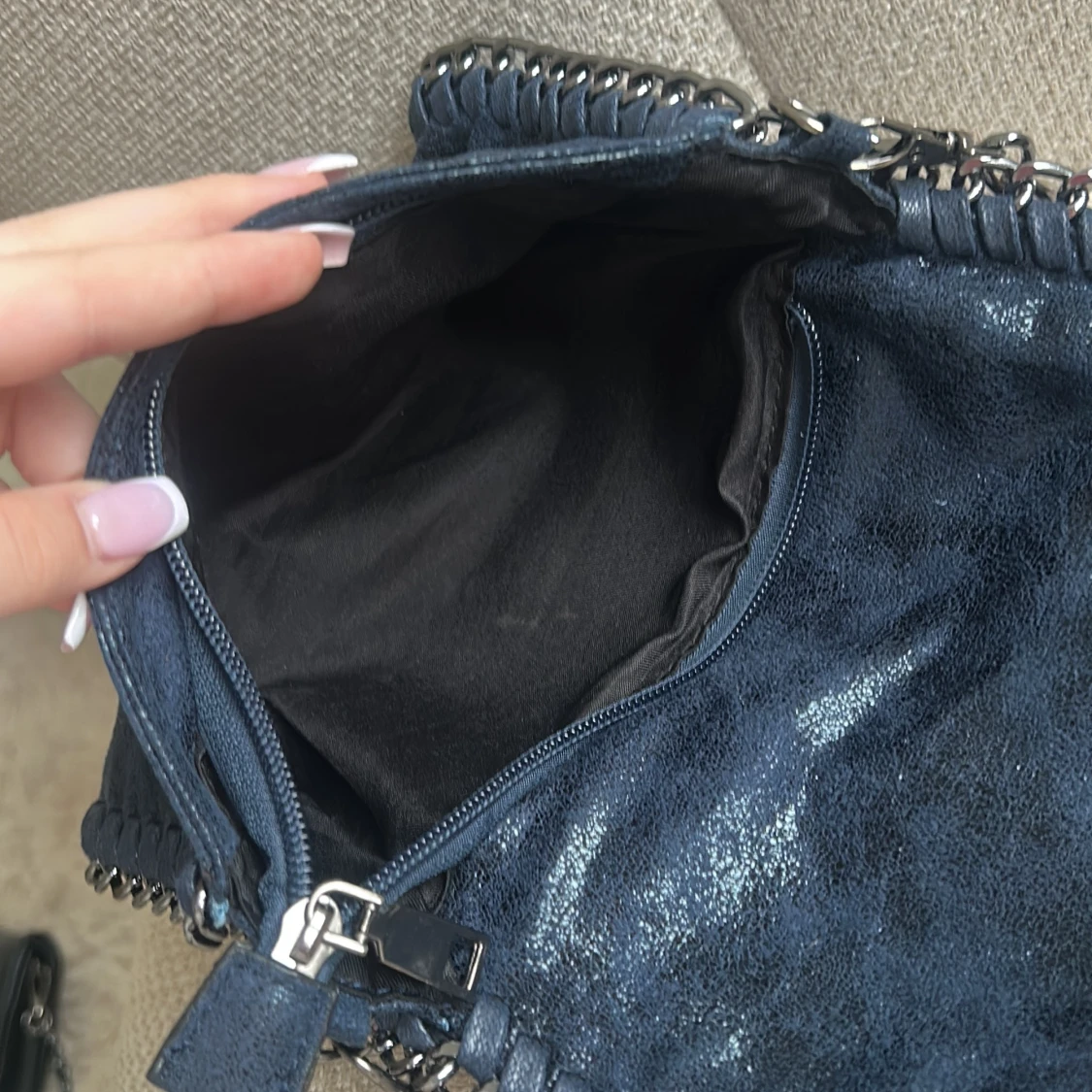 Mörkblå Tiamo axelväska med kedjedetaljer - 3