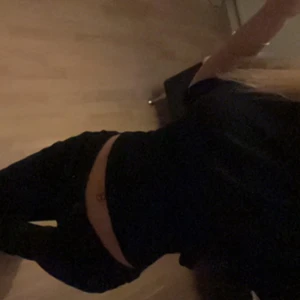 Topp Nelly  - En jättefin tröja med ett knytte vid ryggen. Sen har använts en gång och ser ut som ny! 