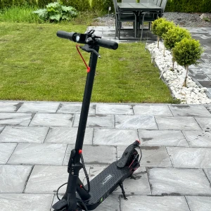 ELSCOOTER - Tjenare!,jag har bestämt mig att sälja min elscooter,som jag har använd nu i 4 mån. den är nästan är helt nytt skick och har jätte bra fördelar som till exempel,den har 25 km räckvidd och kör 30 km i timmen! och såklart om man inte vill att den ska köra så snabbt så har du en app som heter ISCOOTER kan bytta hastighet och andra möjliga grejer. BYTES KAN OCKSÅ/fiddy,moped,fatbike  OBS SKRIV BARA OM DU ÄR INTRESSERAD,PRISET KAN DISKUTERAS!