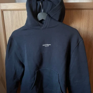 Mörkblå hoodie från Axel Arigato - Säljer en stilren mörkblå hoodie från Axel Arigato. Tröjan har en klassisk huva, magficka och diskret logga på bröstet.💙