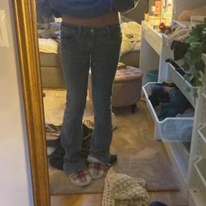 Weekday jeans - Ja säljer dessa blå bootcut jeans från cheap monday. Rätt lågmidjade. De har rätt så stretchingt material så om byxorna är för liten storlek så passar de nog ändå. Använda några få gånger💞💞 midjemåttet tvärs över är 35cm, innebenslängden är 80cm💞 stolek W25 eller W26