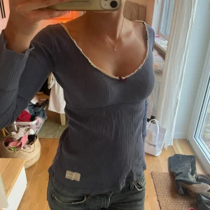 Blå ribbad topp med spets från Odd Molly - Supersöt blå långärmad topp från Odd Molly. Den är ribbad med u-ringning. Skriv för fler frågor💕