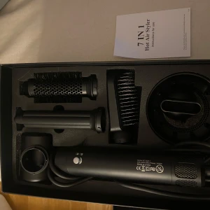 7-i-1 varmluftsborste från Unij - Multifunktionell varmluftsborste med sju utbytbara tillbehör för styling, inklusive rundborste, volymborste och locktillbehör. Svart design med smidiga knappar och ergonomiskt handtag. Aldrig använd utan bara provad:) köpt för 2500💕