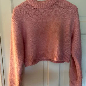 Rosa kroppad tröja🩷 - Super fin kroppad stickad tröja från H&M. Den i fint skick men har blivit lite nopprig men något som lätt kan fixas. Säljer pga att den inte används. Super fin över ett linne med jeans till exempel. Pris kan diskuteras❣️
