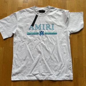 Amiri T-shirt  - Vit Amiri T-shirt med blått tryck (nyskick) (storlek S)