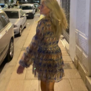 Zara klänning - Säljer min superfina klänning från zara. Endast använd ca 2 ggr! Perfekt till sommaren🌺🌺🌺 (alla bilder är mina)