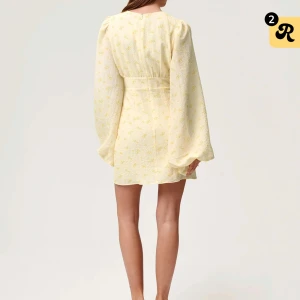 Adoore klänning - Säljer min adoore klänning då den är lite stor och inte kommer till användning. Använd en gång