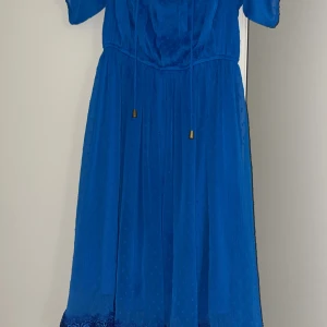 Mörkblå sommarklänning  - Mörkblå sommarklänning i storlek 40 vilket motsvarar Medium/Large, klänningen är köpt utomlands (Spanien).  Väldigt fint skick (använd 2-3ggr).