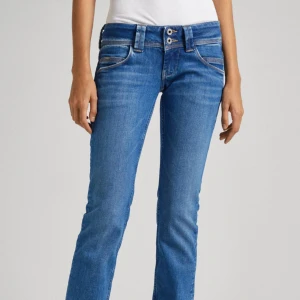 Blå bootcut jeans med dubbla knappar - Säljer mina jättesnygga jeans från Pepe jeans Lobdon. De är super Lågmidjade och är raka och mycket eftertraktade och slutsålda. Nypris 800 kronor säljer för 300 men priset kan diskuteras💓skriv om ni har frågor eller vill ha egna bilder