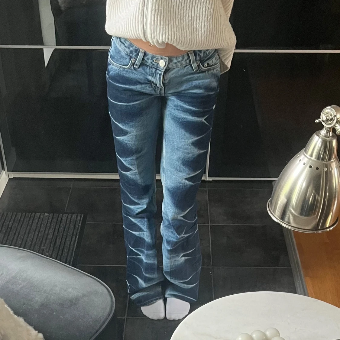 Blå bootcut jeans från Weekday