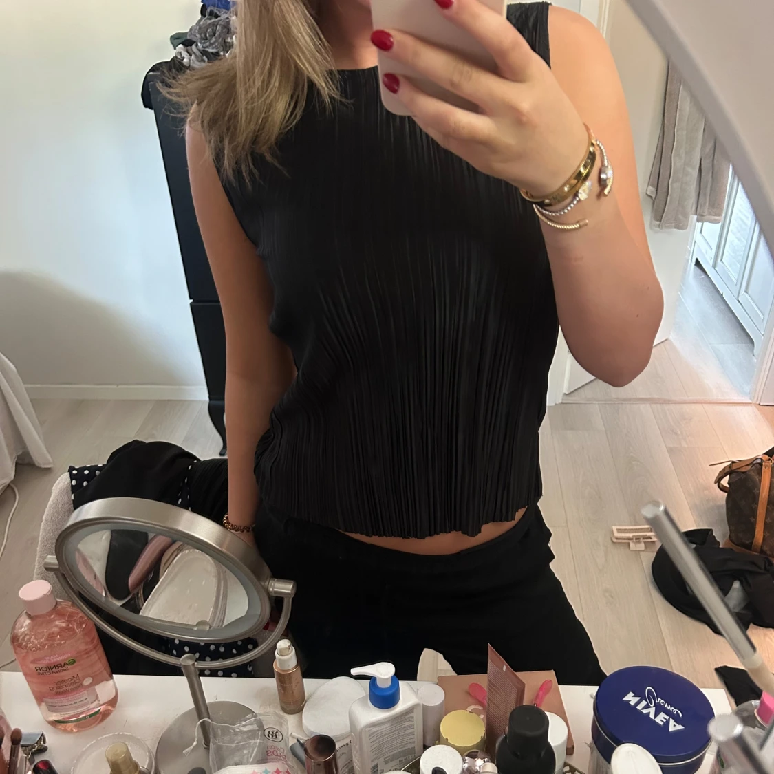 Svart plisserad ärmlös topp