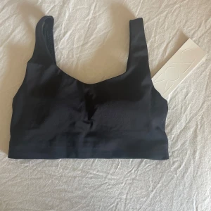 Sport topp  - Helt ny sport topp/bh som var för liten och jag glömde lämna tillbaka! Vadderad 