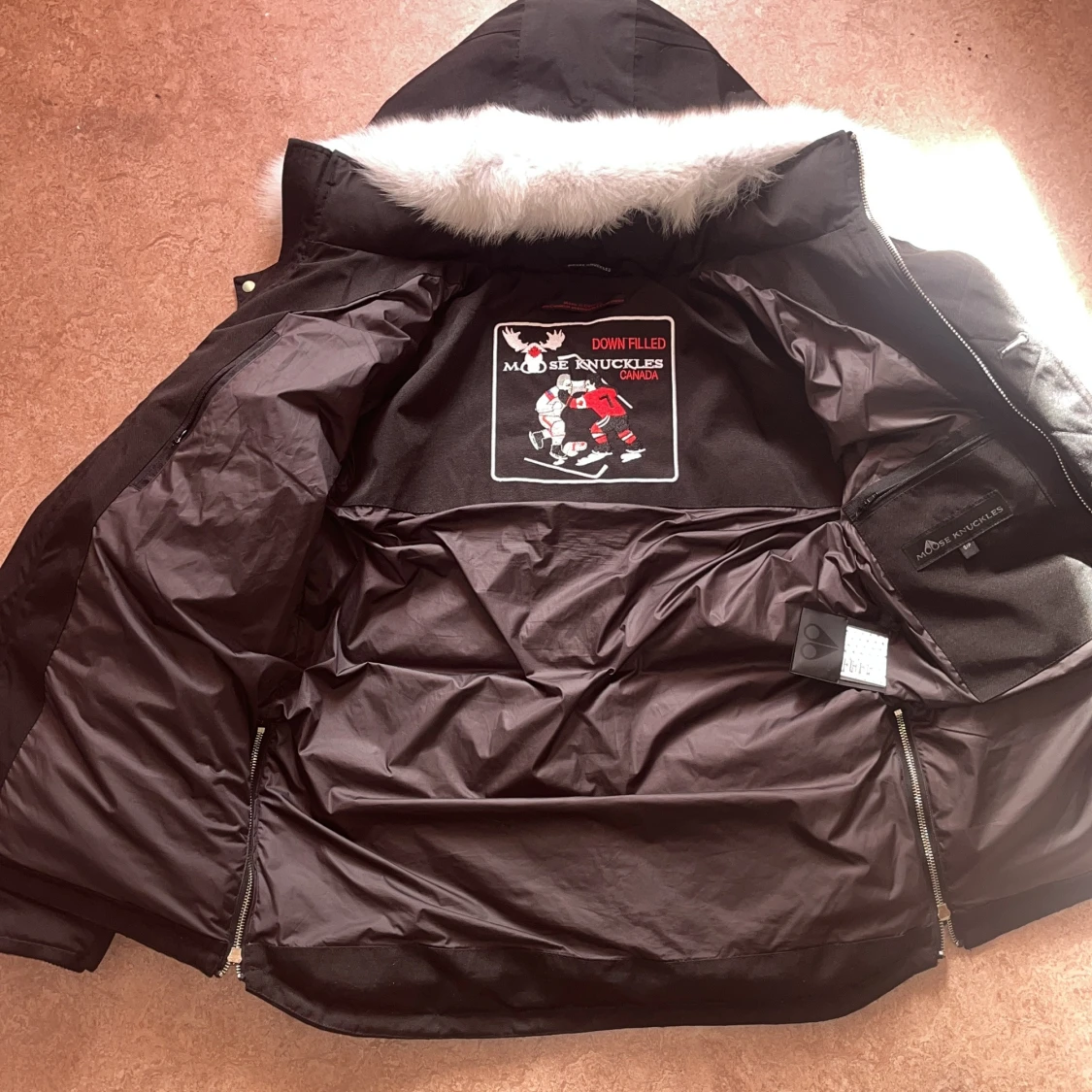 Svart dunjacka med pälskantad huva från Moose Knuckles - 1