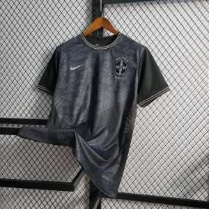 Svart Brasilien fotbollströja från Nike - Snygg svart fotbollströja från Nike med Brasilien-emblem på bröstet. Tröjan har korta ärmar och diskreta mönster i olika nyanser av grått. Perfekt för dig som vill sticka ut på planen eller på läktaren.