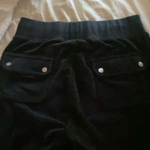 Svarta juicy couture byxor - Svarta juicy byxor i storlek xs. Dom är andvända några få gånger, finns inga märken,fläckar mm. Tvättas innan jag skickar dom. Pris kan diskuteras.