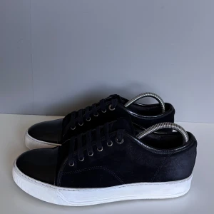 Lanvins - Säljer ett par snygga lanvins i storlek UK5 (EU39), cond 8/10 lite sliten mocka samt heeldrag men annars gott skick! Medkommer endast skor!