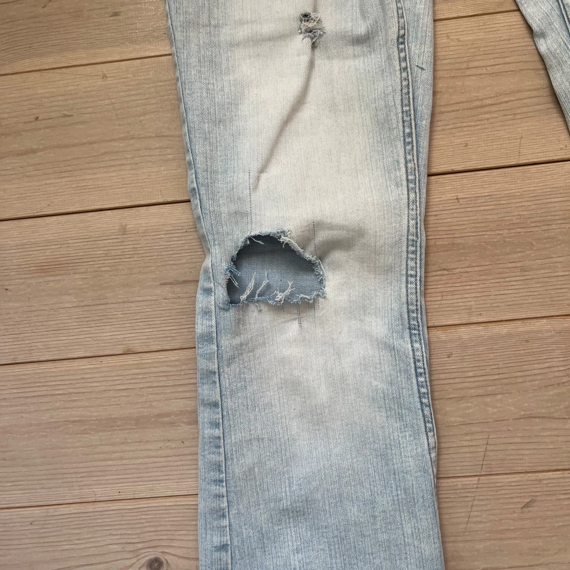 Ljusblå low waist  slitna bootcut jeans - 2