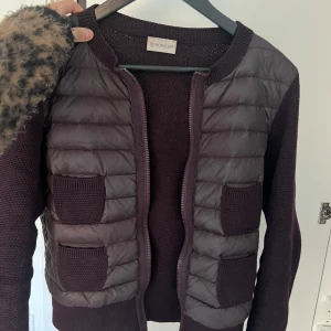 Moncler cardigan vinröd - Såå snygg 😍😍storlek L men sitter som S🥰köpt på vestiaire där de är ältenhets kollade🥰
