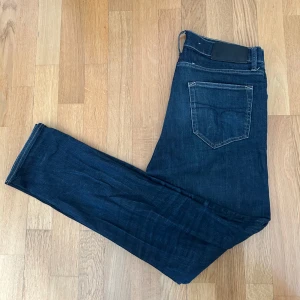 Tiger of Sweden jeans - Snygga mörkblå jeans med klassisk femficksdesign och raka ben. Byxorna har kontrastsömmar. Perfekta för en stilren vardagslook. Skriv om ni har några funderingar!😊