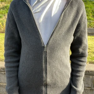 East West Zip Hoodie - Säljer nu denna snygga East West Zip Hoodie i storlek M men sitter som S | Skick 8/10 inga defekter | Orginal pris är 1000 men säljer för 450 | Hör av dig vid minsta fundering|