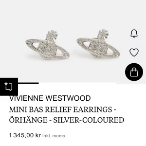 Guldörhänge med strass från Vivienne Westwood - Säljer ett ikoniskt örhänge från Vivienne Westwood i guld med glittrande stenar. Aldrig kommit till användning för jag inte bär guld. Hittade inte den exakta modellen på nätet, men köptes i Milano för 2000