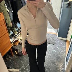 Ljusrosa långärmad zip-tröja - Säljer en ljusrosa långärmad tröja med halv dragkedja framtill. Superskön och stretchig i materialet och passar till både träning och vardags❤️ från Nelly 