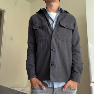 Overshirt  - Säljer en riktigt snygg Overshirt från Jack & Jones skick 9/10 nypris på denna är 599 mitt pris 399 hör av er om ni har några frågor eller funderingar!🤝🙌