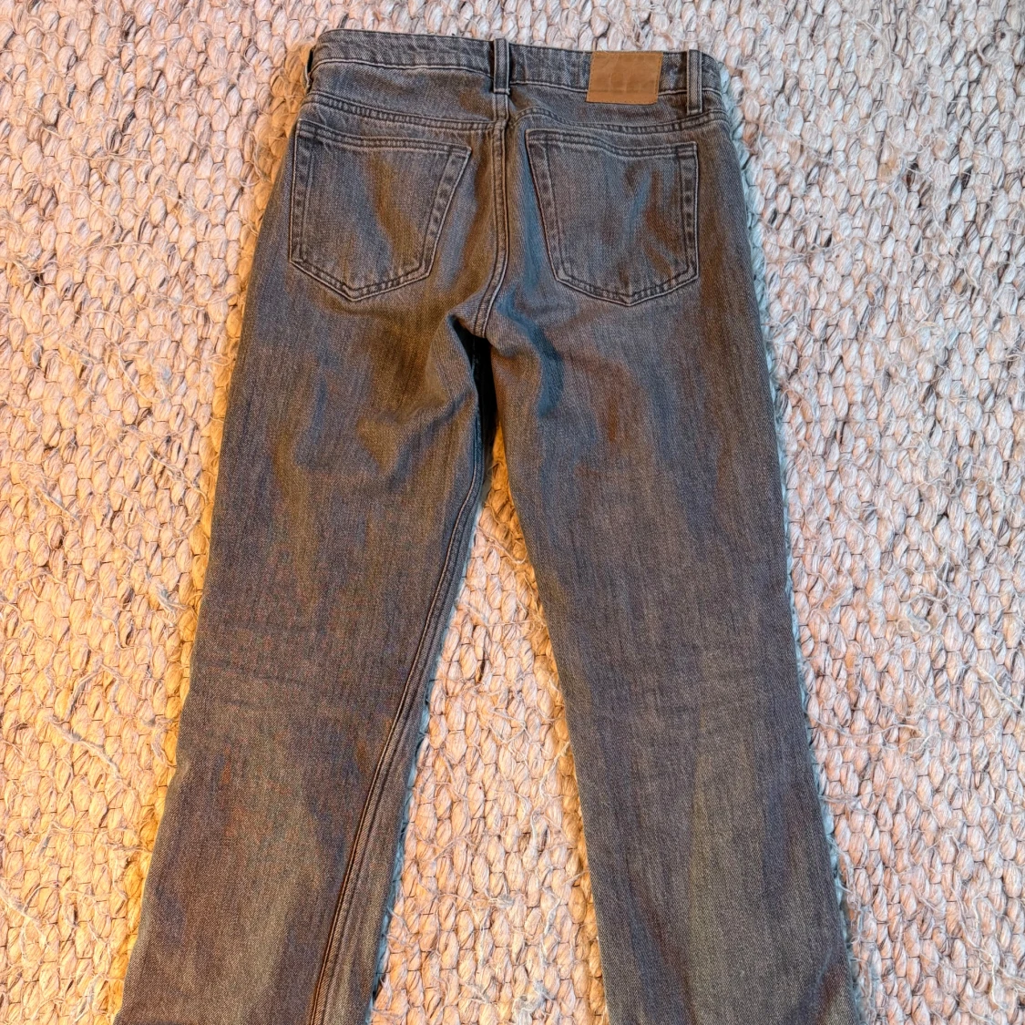 Gråa lågmidjade flare/bootcut jeans från weekday - 2
