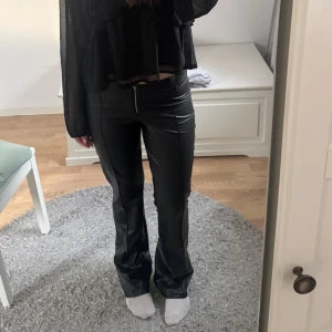 Skinnbyxor  - Snygga svarta skinnbyxor med dragkedja framtill. Från Gina Young, köpta på Plick och slutsålda på hemsidan passar mig som är brukar bära 164