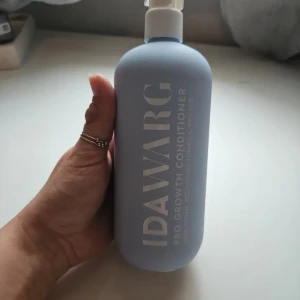 IDA WARG Pro Growth Conditioner 500ml PRO SIZE  - Balsam från IDA WARG i en ljuslila flaska med pump, 500 ml. Pro Growth Conditioner är framtagen för att stärka och vårda håret samt främja hårväxt. Innehåller vårdande ingredienser och passar för daglig användning. Oanvänd (obruten förpackning). Nypris 249:-