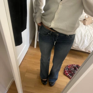 Blå bootcut jeans från gina  - Säljer dess low waist jeans från hm i storlek 32, endast använda en gång 