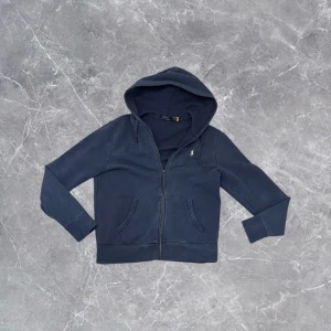 Ralph Lauren Zip - Säljer denna assnygga zipen från Ralph Lauren. Tröjan är i storlek M men passar även L. Bara använd någon enstaka gång, så i princip nyskick. Nypris drygt 2200kr! Hör av dig vid, frågor, bud eller funderingar! 