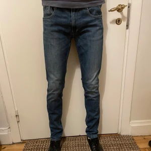 Replay Anbass jeans  - Modell: Replay Anbass| Storlek: W32 L32| Mått: Längd 102cm och midja 43cm| Skick: 9/10| pris: 425kr| Nypris: ca 1800kr| Tveka inte på att höra av er vid frågor eller bud.